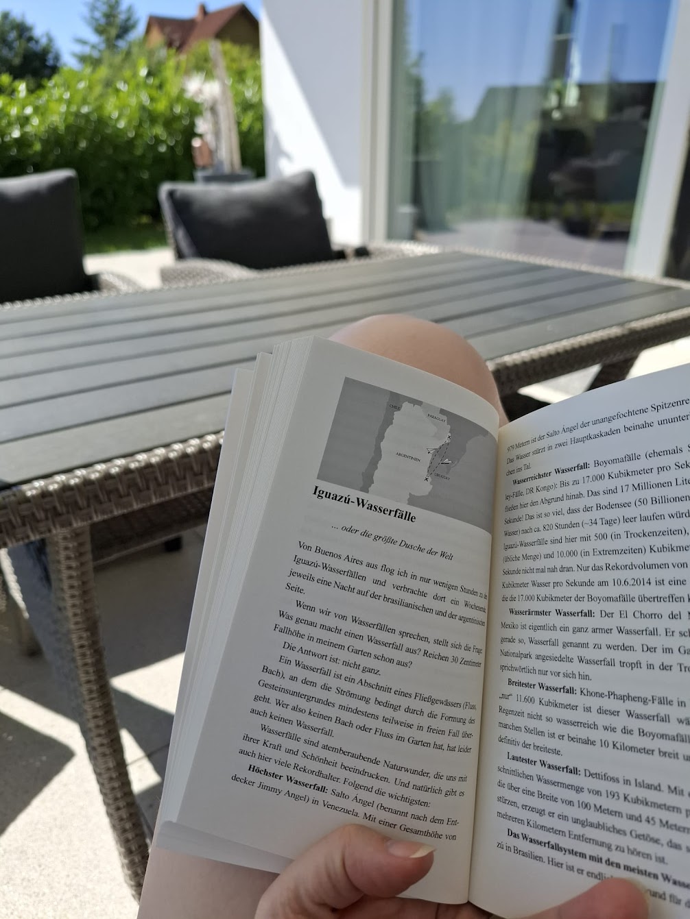Impression 2 - Buch auf Terrasse