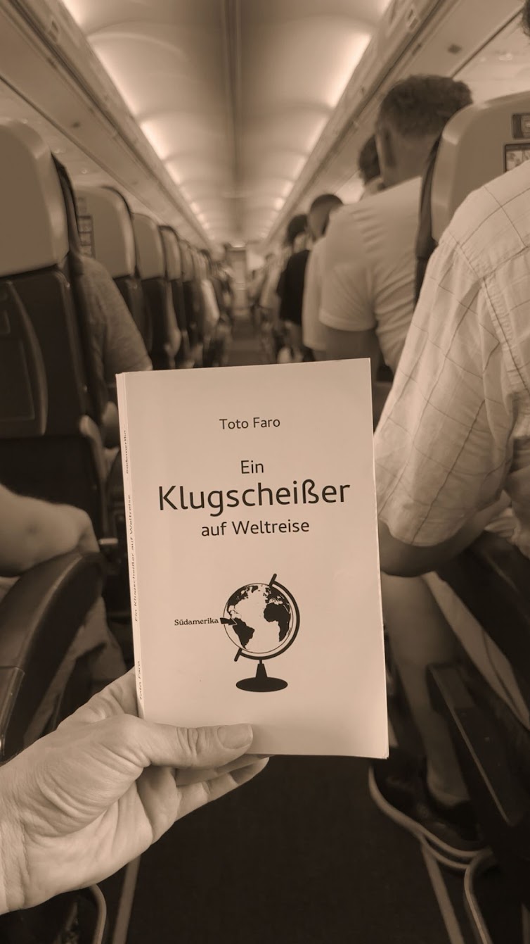 Impression 3 - Buch im Flugzeug