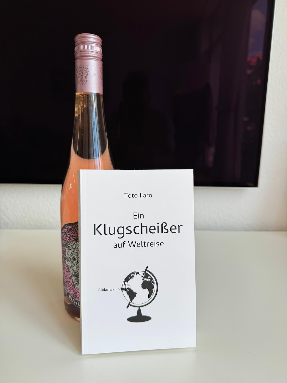 Impression 4 - Buch mit Weinflasche